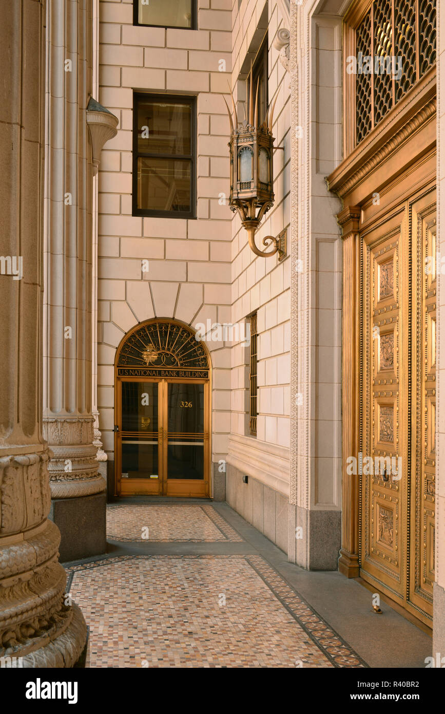 USA (Oregon, Portland. Les portes de la Banque nationale des États-Unis. En tant que crédit : Steve Terrill / Jaynes Gallery / DanitaDelimont.com Banque D'Images