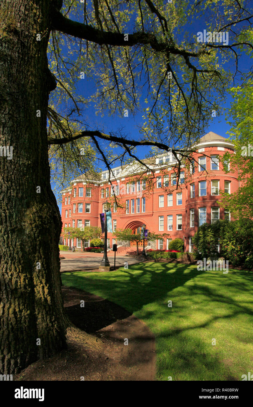 USA (Oregon, Portland. Waldschmidt Hall sur le campus de l'université de Portland. En tant que crédit : Steve Terrill / Jaynes Gallery / DanitaDelimont.com Banque D'Images