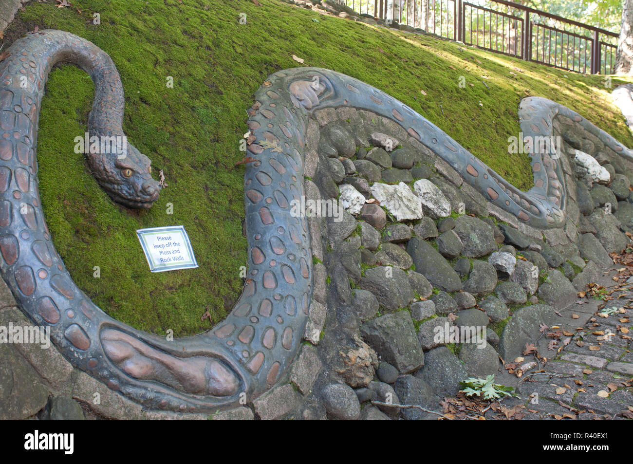 USA (Minnesota), Eagan, Caponi Art Park, Stone sculpture Serpent Banque D'Images