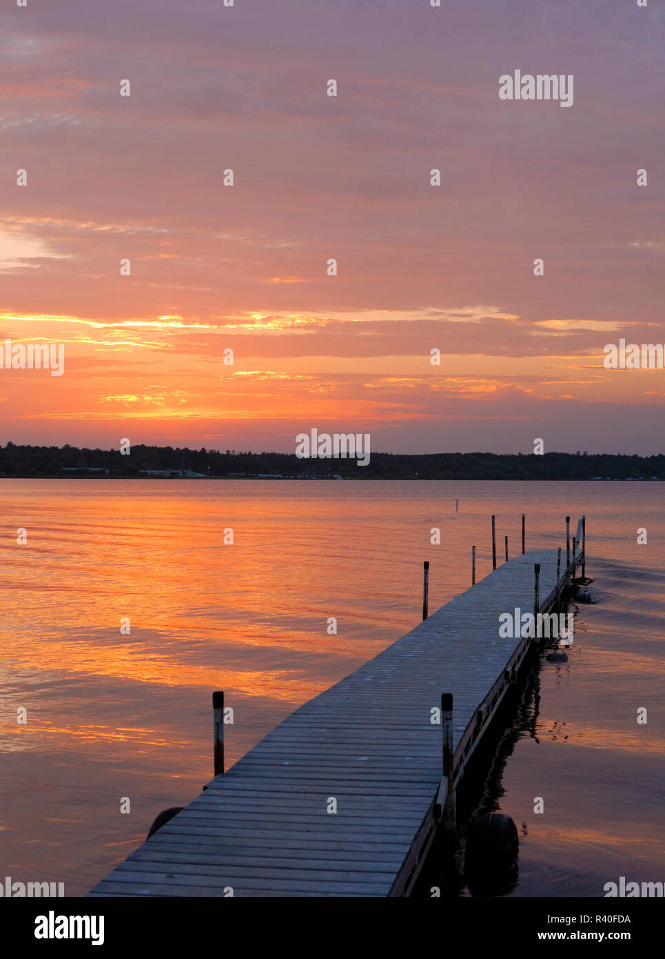 Natation dock, Cass Lake, Minnesota au coucher du soleil Banque D'Images