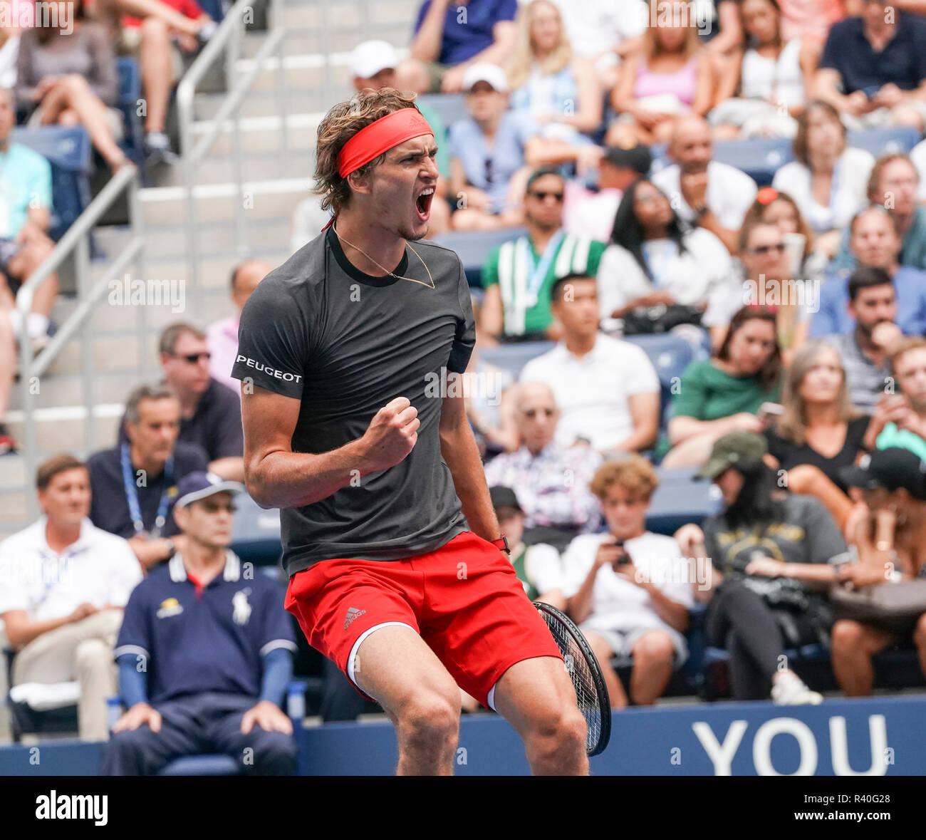 New York, NY - 1 septembre 2018 : Alexander Zverev de l'Allemagne réagit au cours de l'US Open 2018 3ème tour match contre de commentaires de l'Allemagne à l'USTA Billie Jean King National Tennis Center Banque D'Images