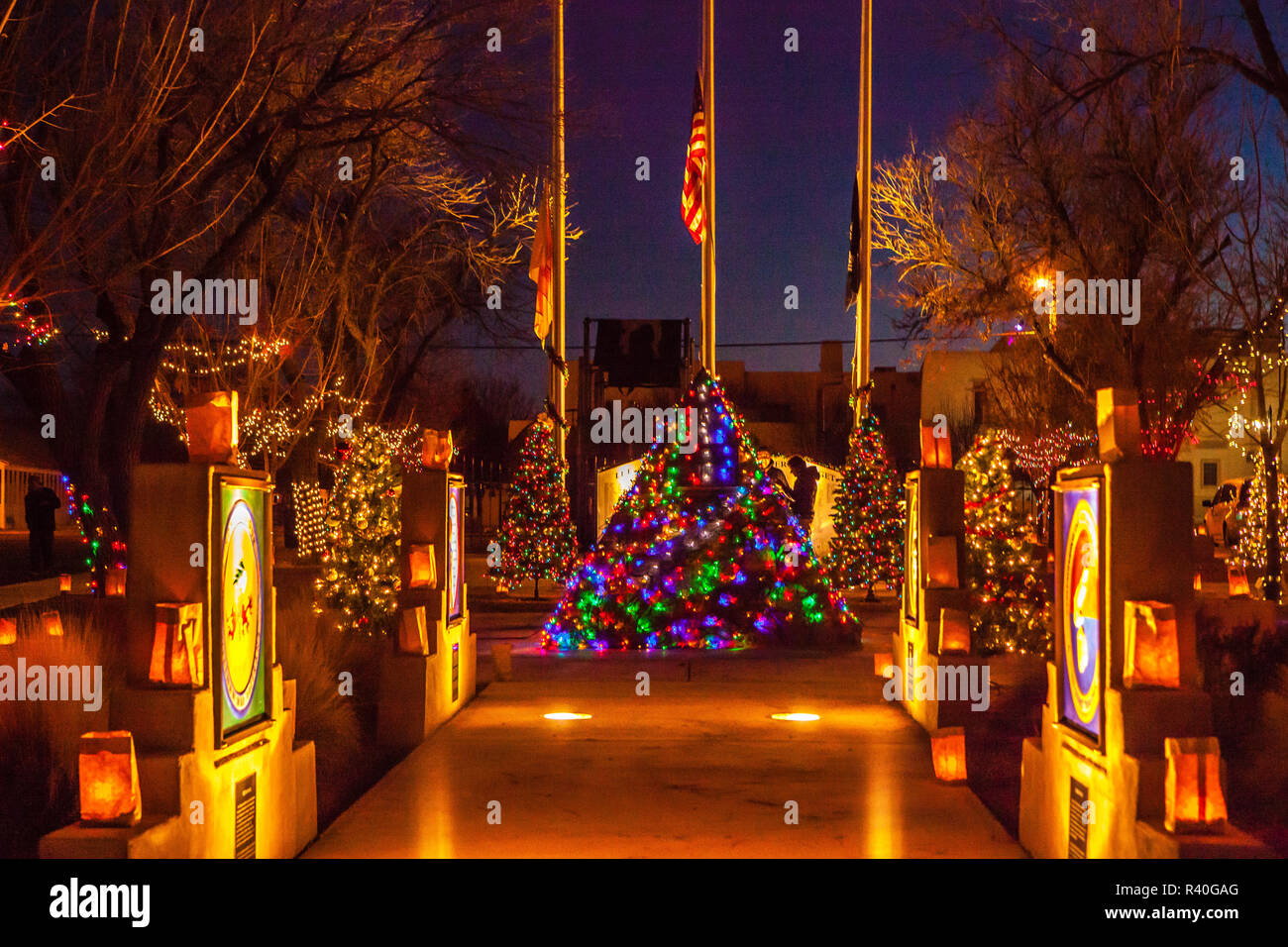USA, Nouveau Mexique, Socorro. Plaza décorations et Veterans Memorial à Noël Banque D'Images