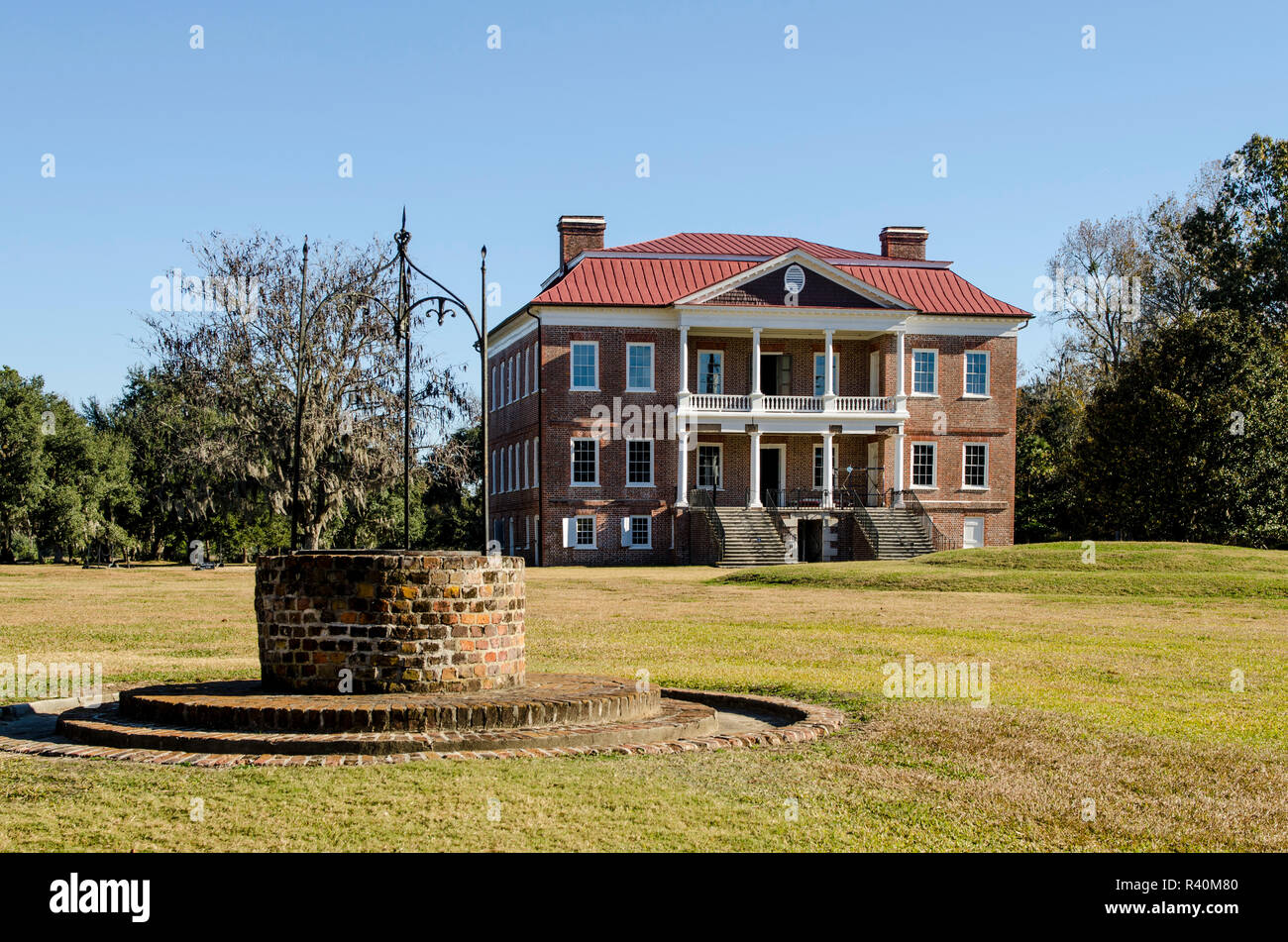 Vieux puits à Drayton Hall 18e siècle plantation house, Charleston, Caroline du Sud. Banque D'Images