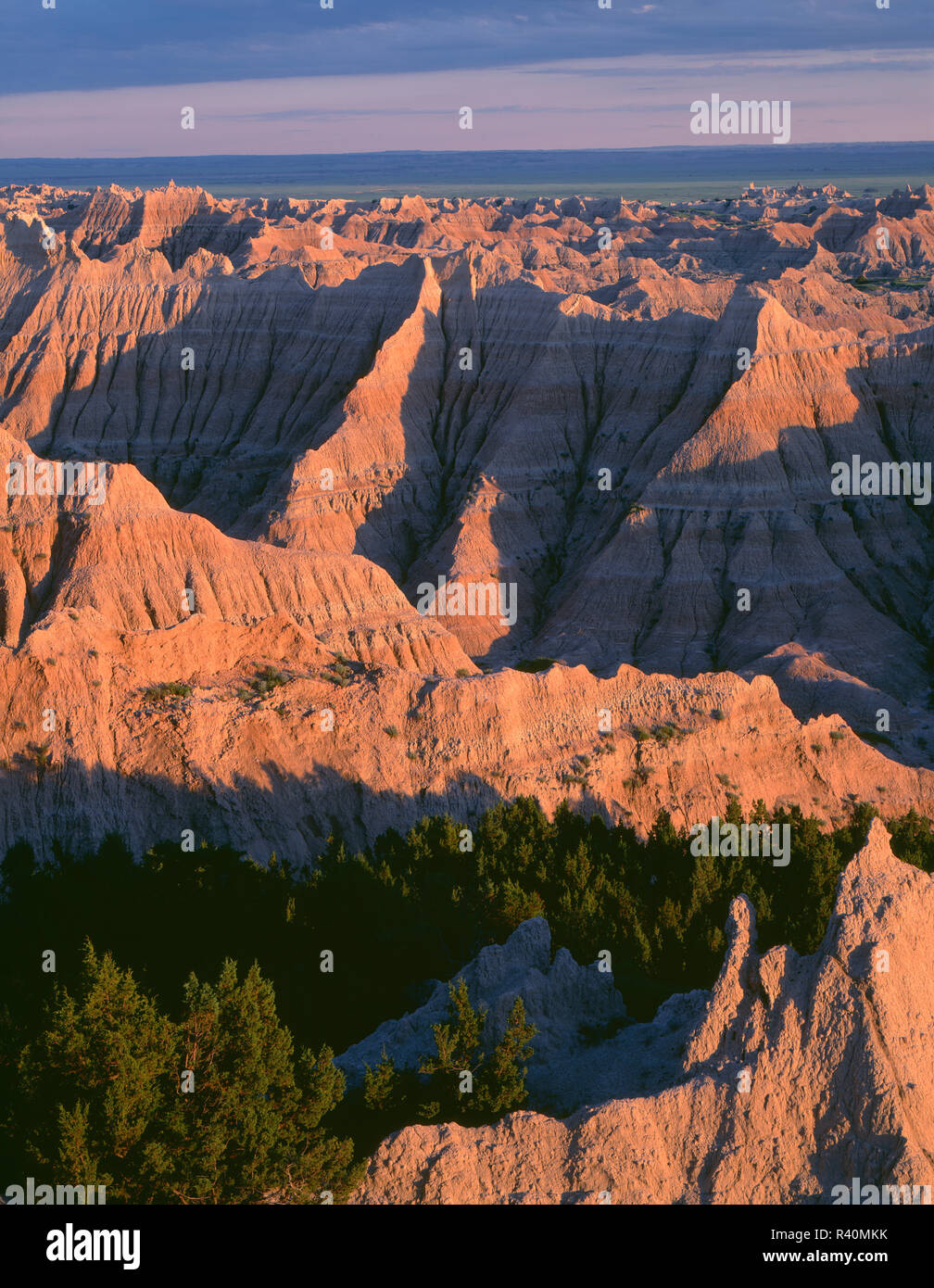USA, Dakota du Sud, Badlands National Park, unité nord, soir lumière définit un espace de formations sédimentaires érodées, près de Pinnacles donnent sur. Banque D'Images