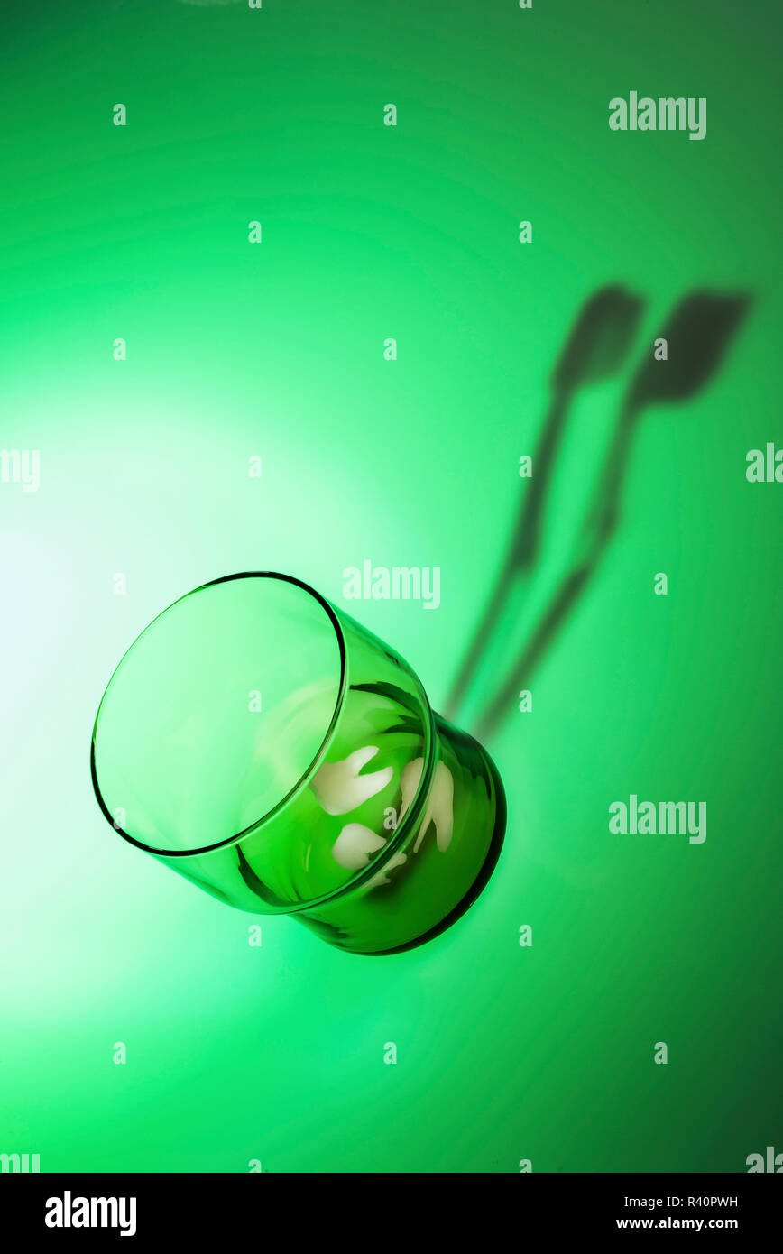 Verre à dents avec dents et brosse à dents comme shadow Banque D'Images