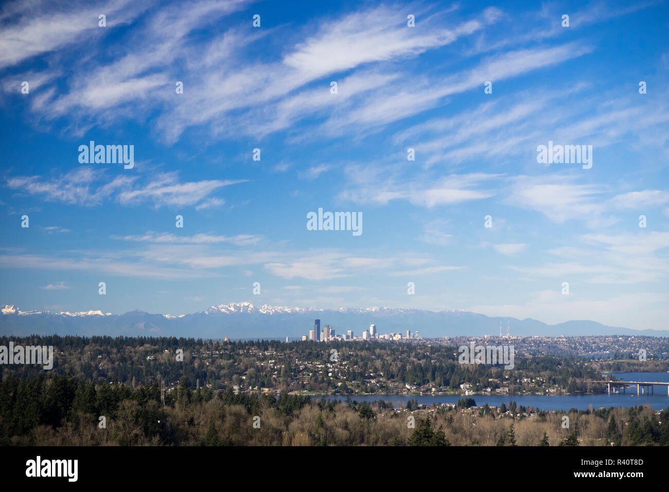 USA, l'État de Washington. Le lac Washington, Mercer Island, Seattle skyline, et montagnes Olympiques vue de Bellevue. Banque D'Images