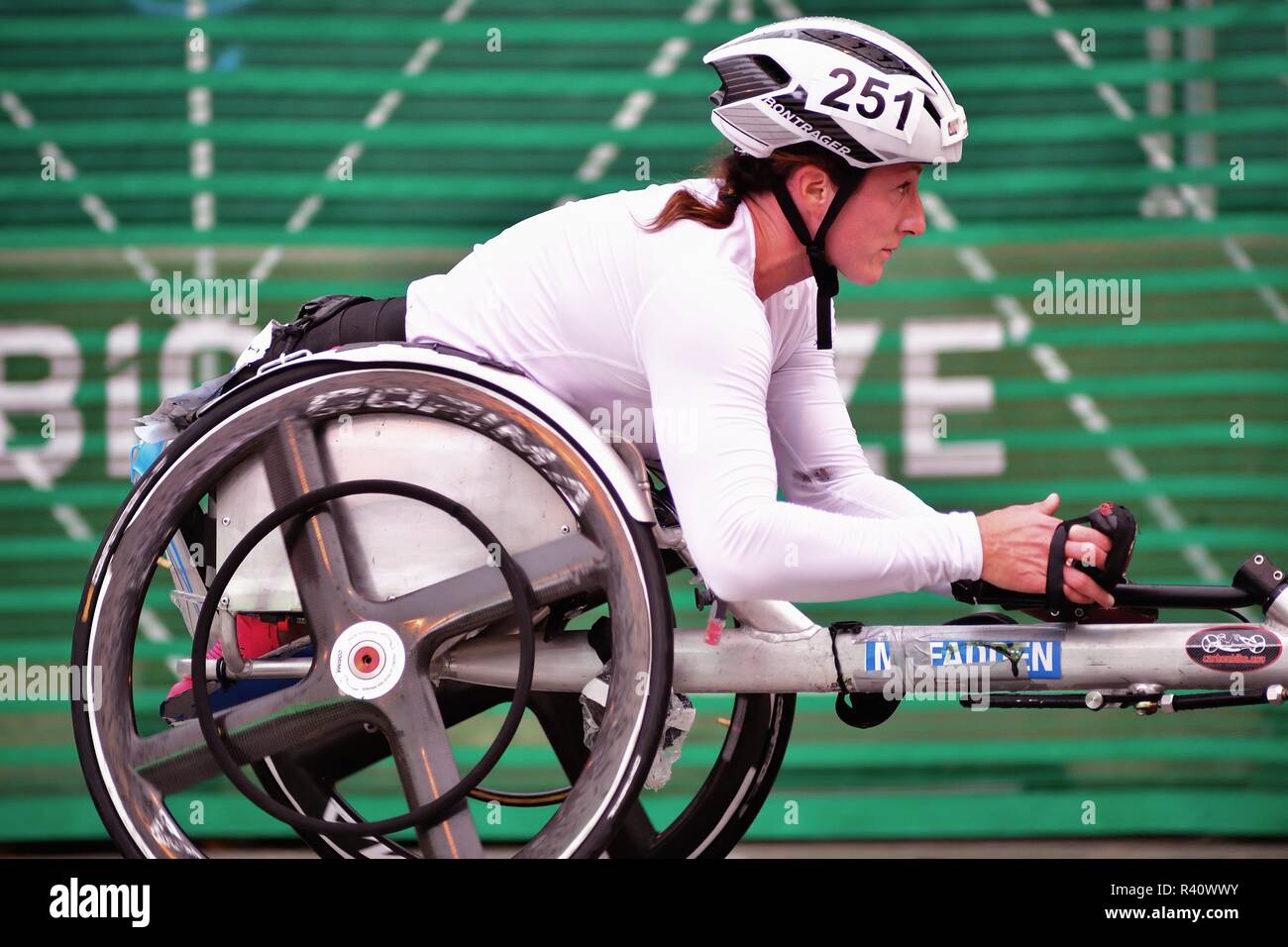 Chicago, Illinois, USA. La négociation d'athlète en fauteuil roulant grâce à une courbe d'environ huit milles dans les 2018 Marathon de Chicago. Banque D'Images