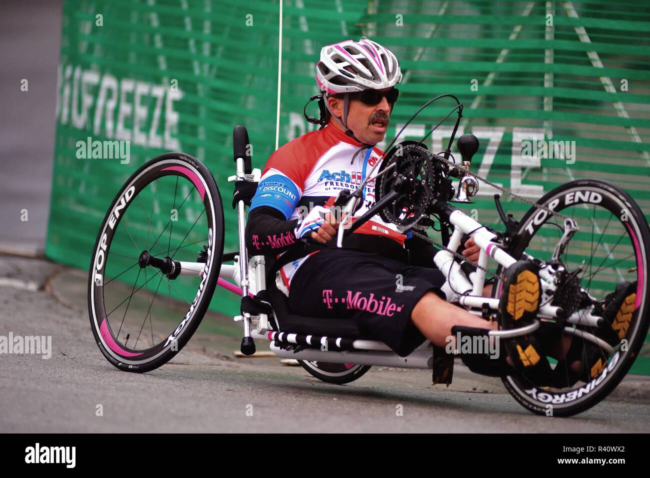 Chicago, Illinois, USA. Athlète en fauteuil roulant à travers la négociation d'une courbe d'environ huit milles dans les parcours du Marathon de Chicago 2018. Banque D'Images