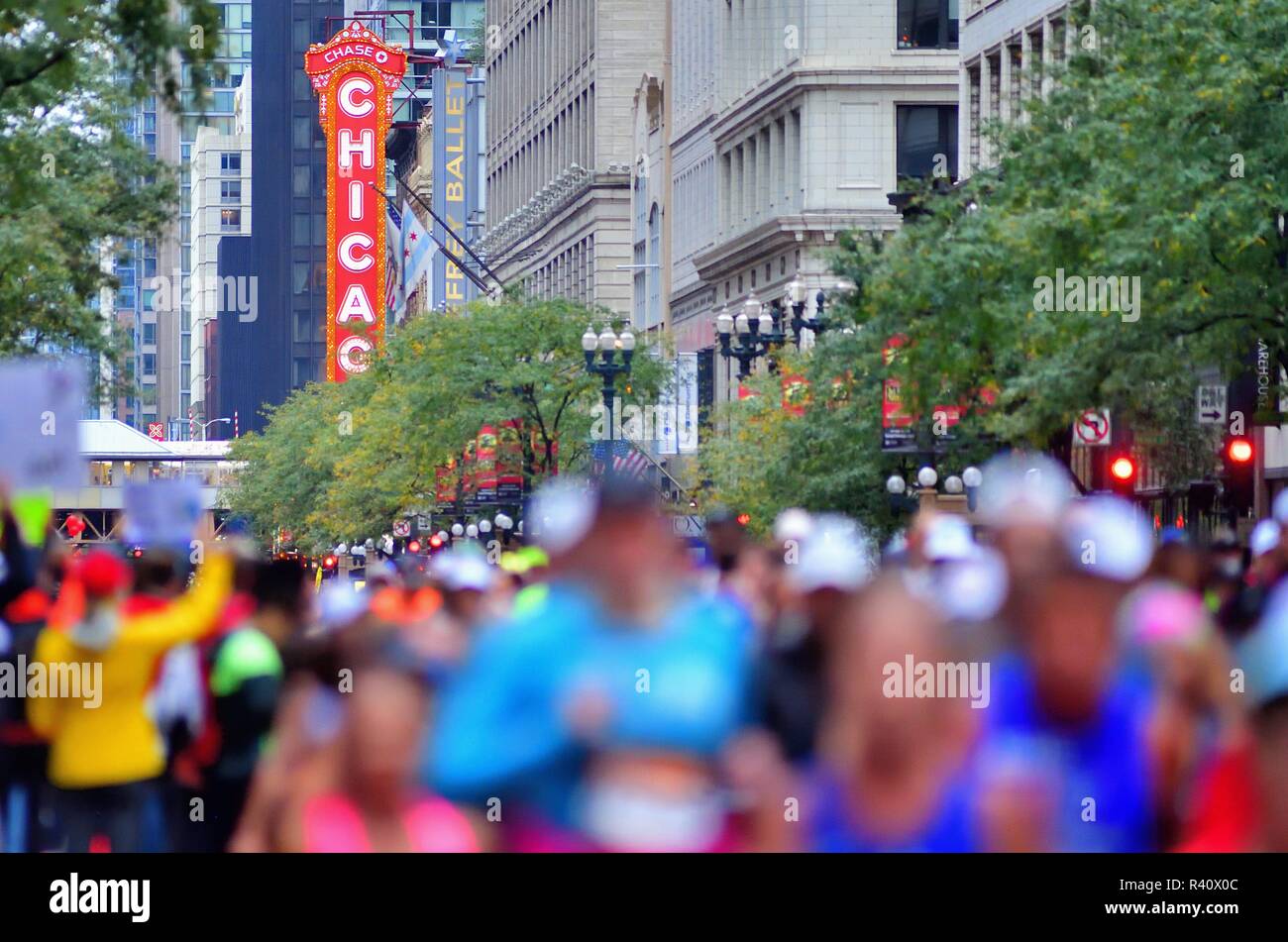 Chicago, Illinois, États-Unis.. Une mer de coureurs et de couleurs dévalant State Street à environ deux miles dans le marathon de Chicago de 2018. Banque D'Images