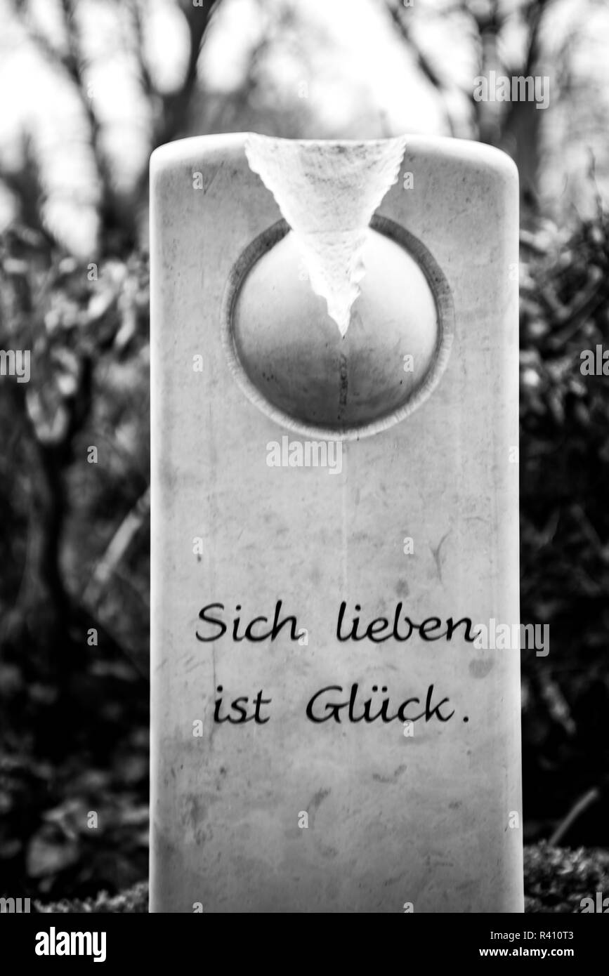 Pierre tombale avec inscription 'allemande de s'aimer est chance' Banque D'Images