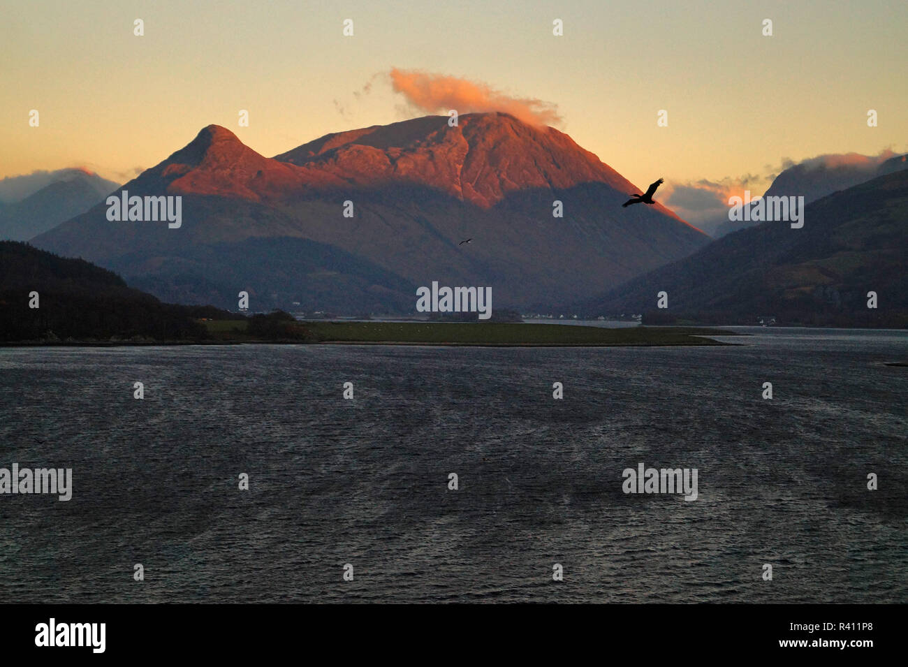 Le Pap of Glencoe prises de Invercoe dans le Ecosse, Highlands écossais pendant le coucher du soleil. Banque D'Images