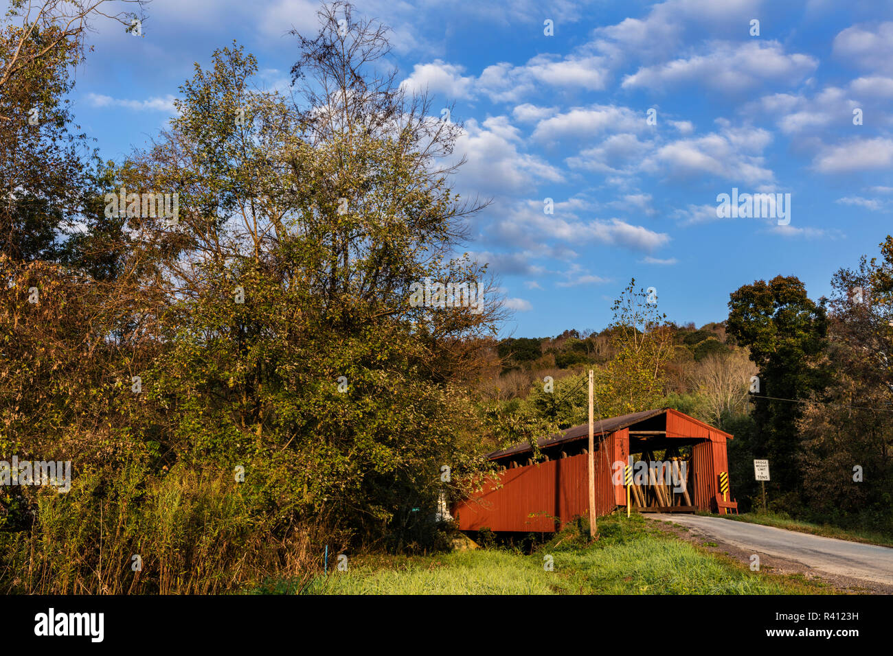 Kidwell Pont couvert construit en 1880 au-dessus du ruisseau dimanche à Athènes County, Ohio, USA Banque D'Images