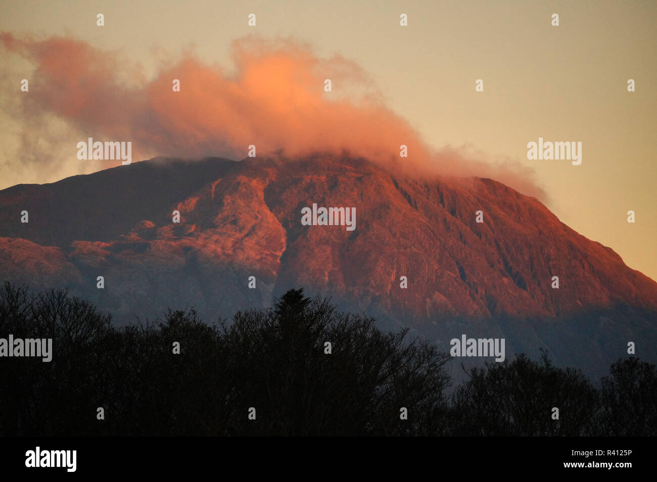 Le Pap of Glencoe prises de Invercoe dans le Ecosse, Highlands écossais pendant le coucher du soleil. Banque D'Images