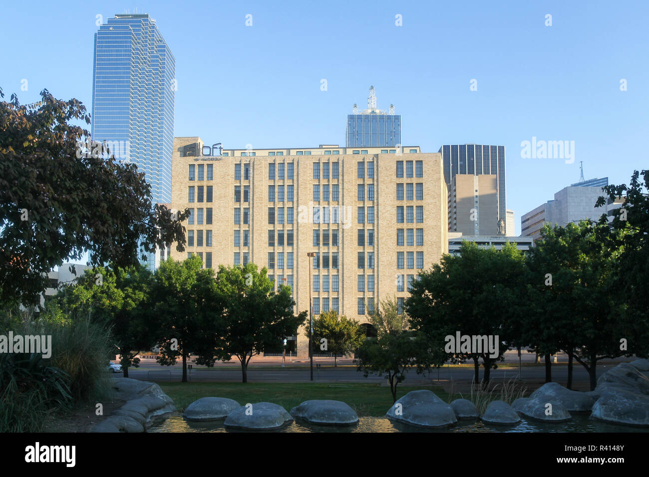 L'hôtel Aloft Dallas Downtown, vu de l'autre côté de la rue de la Pioneer Plaza, Dallas, Texas, USA Banque D'Images