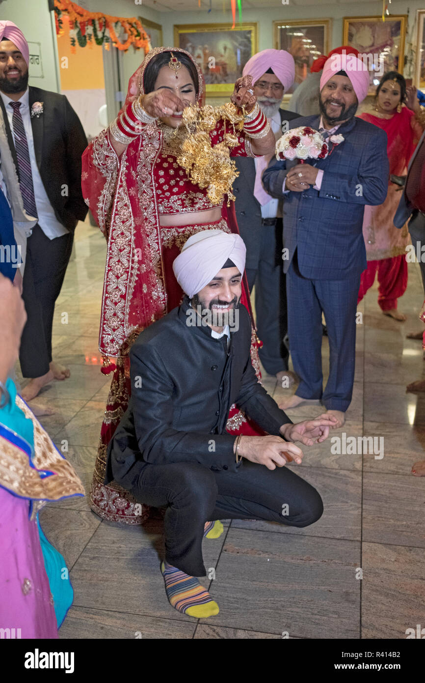 Après son mariage, un Sikh bride serre la sonnerie sur la succession d'hommes célibataires. Lorsque les cloches de l'automne, le baccalauréat a frappé sera la prochaine à se marier. Dans NYC. Banque D'Images