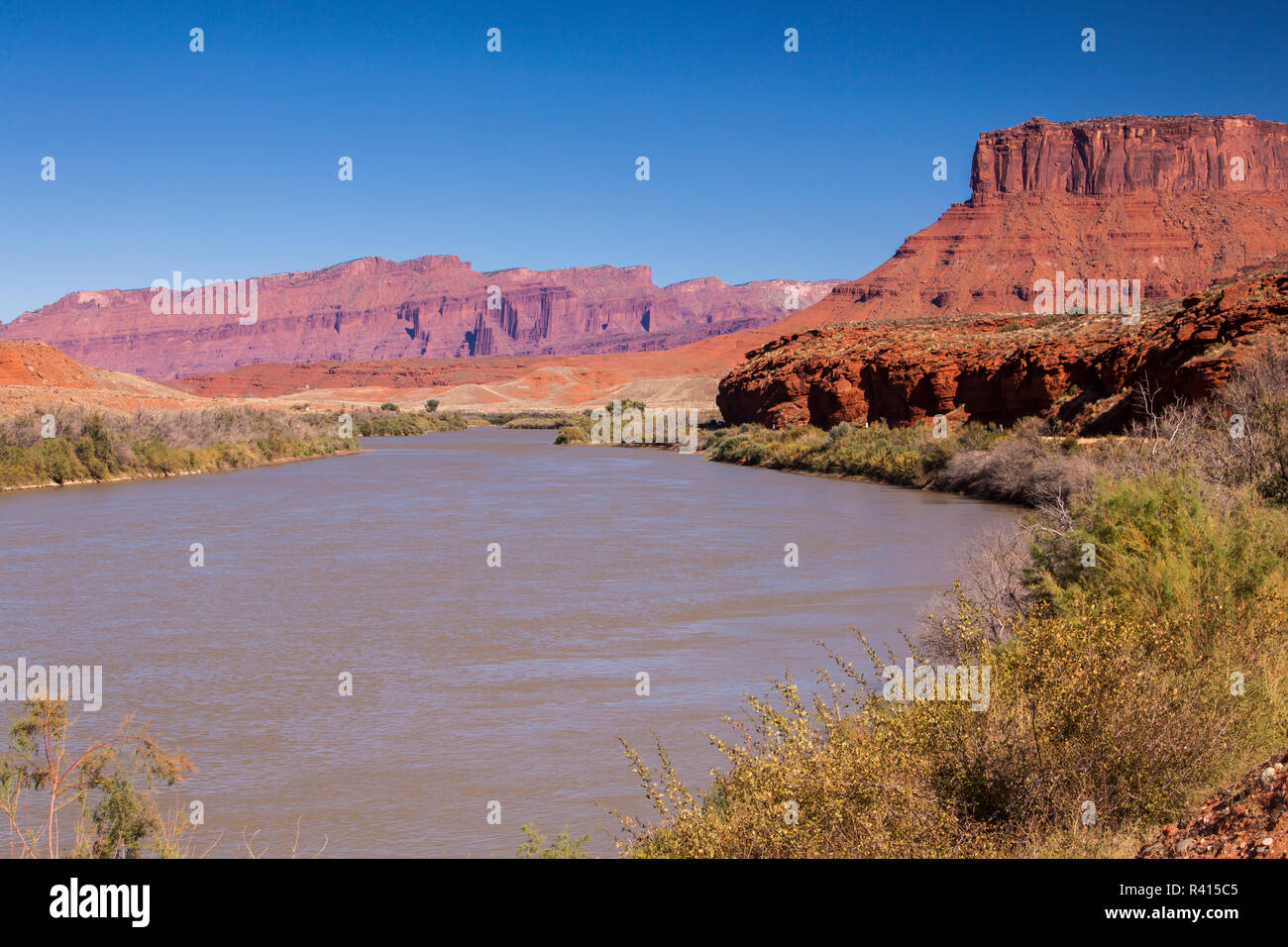 États-unis, Utah, Moab. Colorado River et Red Rock Cliffs. Banque D'Images