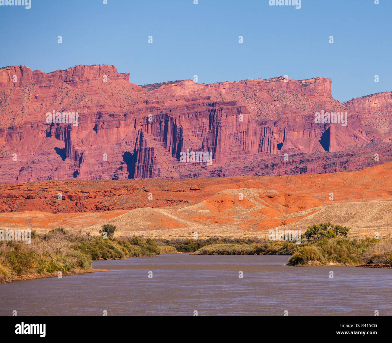 États-unis, Utah, Moab. Colorado River et Red Rock Cliffs. Banque D'Images