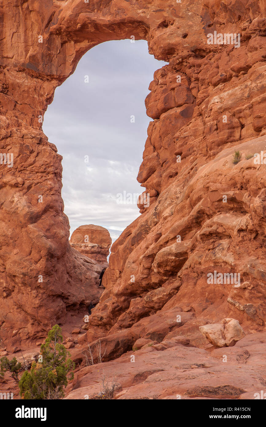 USA, Utah, Moab, Arches National Park. Entrée de la grotte Banque D'Images