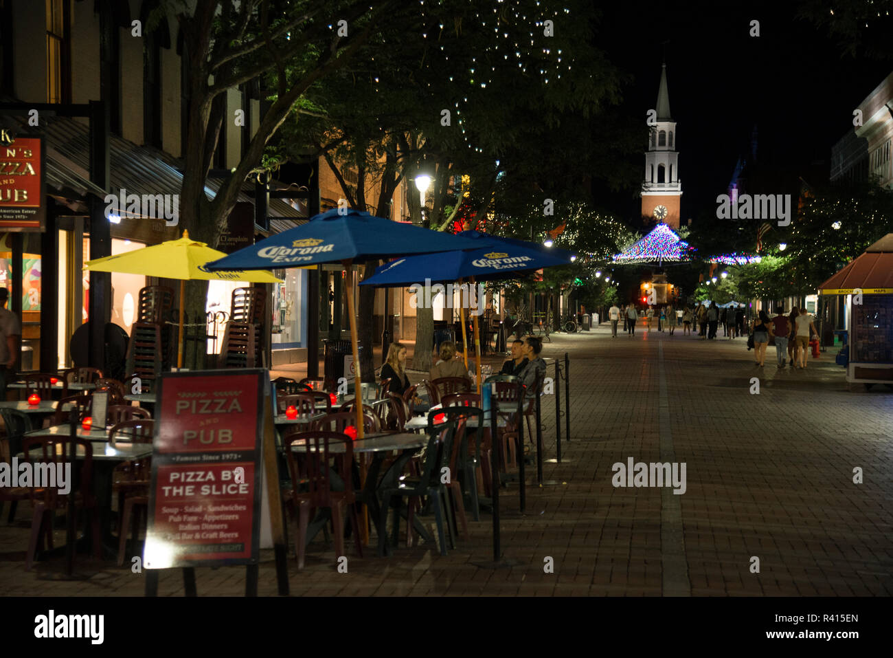 Nuit d'été sur Church Street Marketplace à Burlington, Vermont Banque D'Images