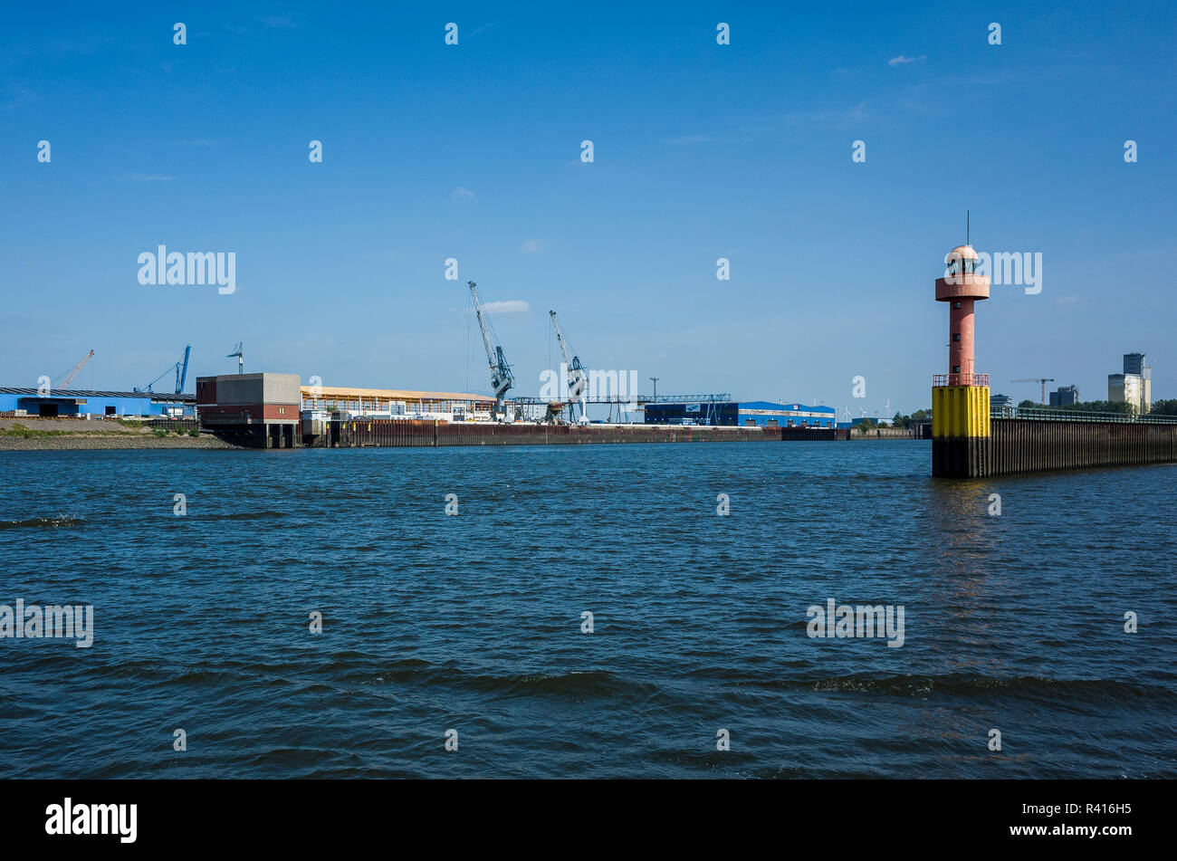 Weser Fluß, Brême. Deutschland. L'Allemagne. Vue d'une visite guidée de la rivière Weser. C'est un après-midi ensoleillé avec un ciel bleu magnifique et très peu de nuages. Banque D'Images