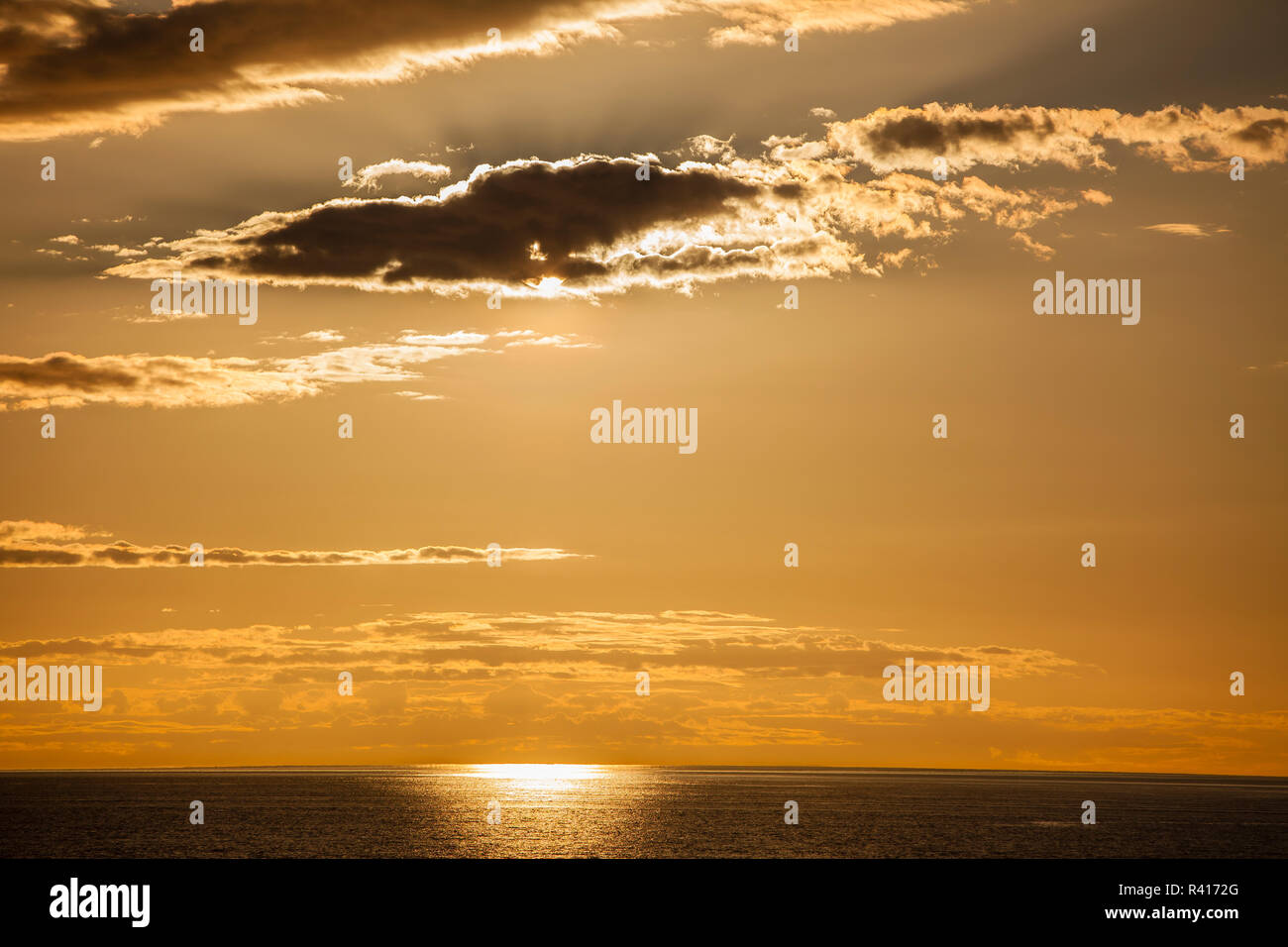 USA, l'État de Washington. Croisière au coucher du soleil sur le Passage intérieur en Alaska Banque D'Images