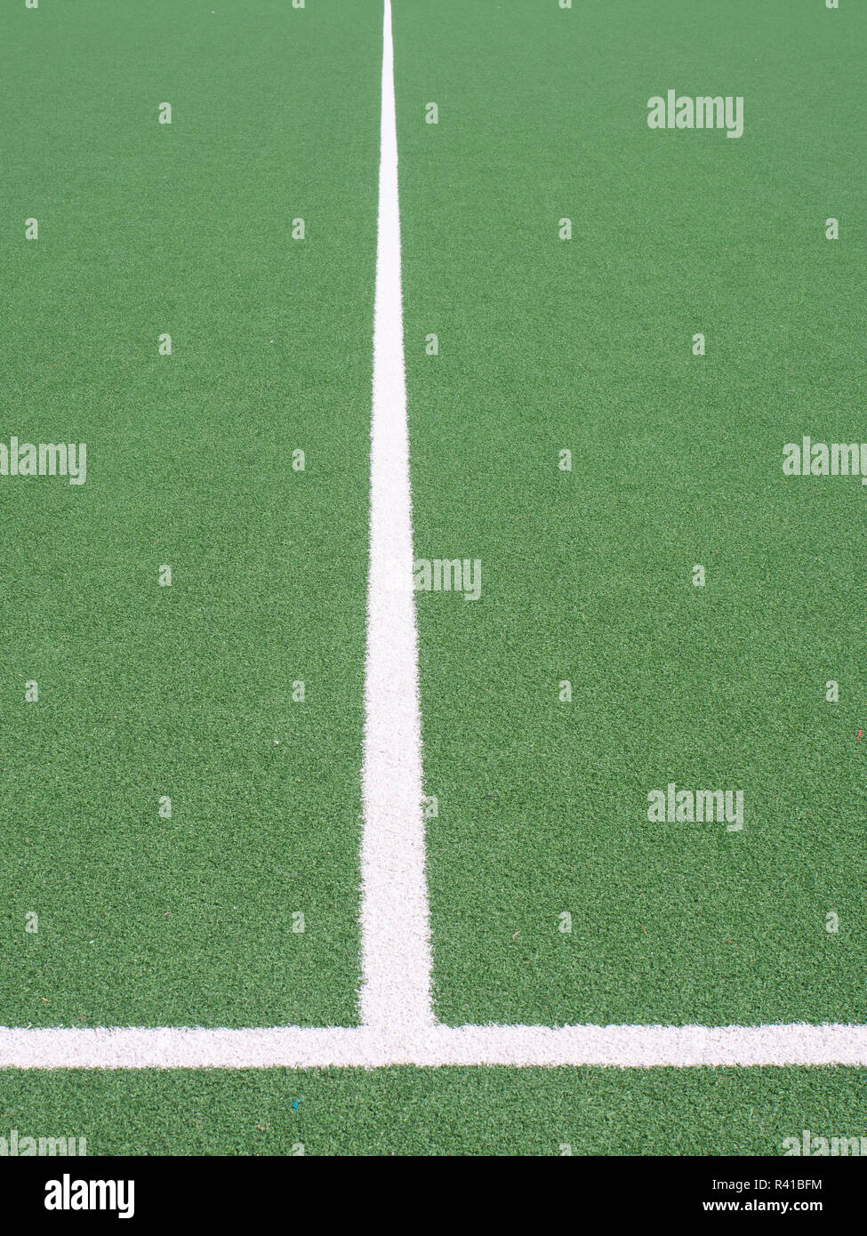 Terrain de sport, des lignes blanches sur le gazon artificiel Banque D'Images