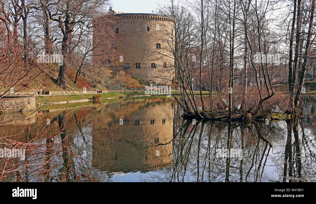 La tour de défense chenil à Goslar se reflète dans l'étang de barges Banque D'Images