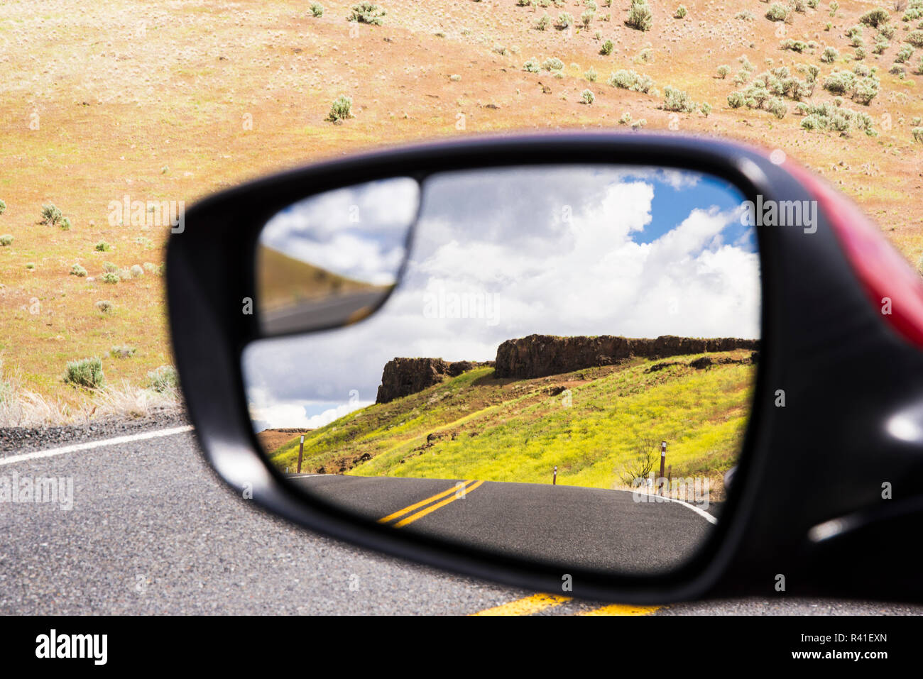 USA, l'État de Washington. Columbia et Snake River Basins, vallée de la Palouse, vue de rock formation géologique dans le rétroviseur de la voiture Banque D'Images