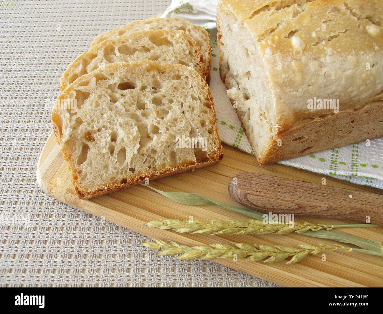Zone de découpe du pain blanc fait de farine orthographié Banque D'Images