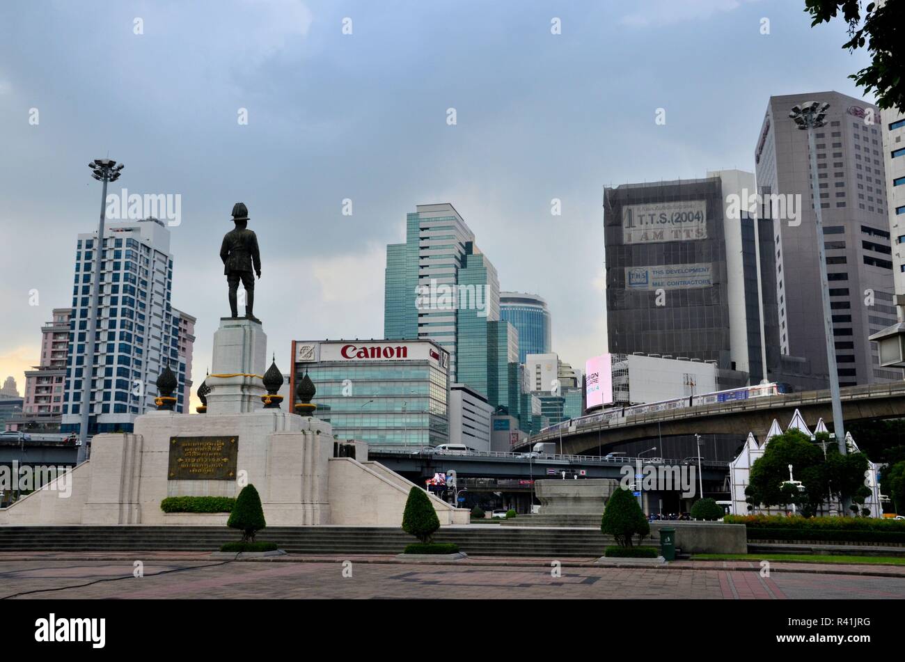 Horizon de Bangkok avec train aérien BTS et King Rama VI Parc de la statue Lumphini Thaïlande Banque D'Images