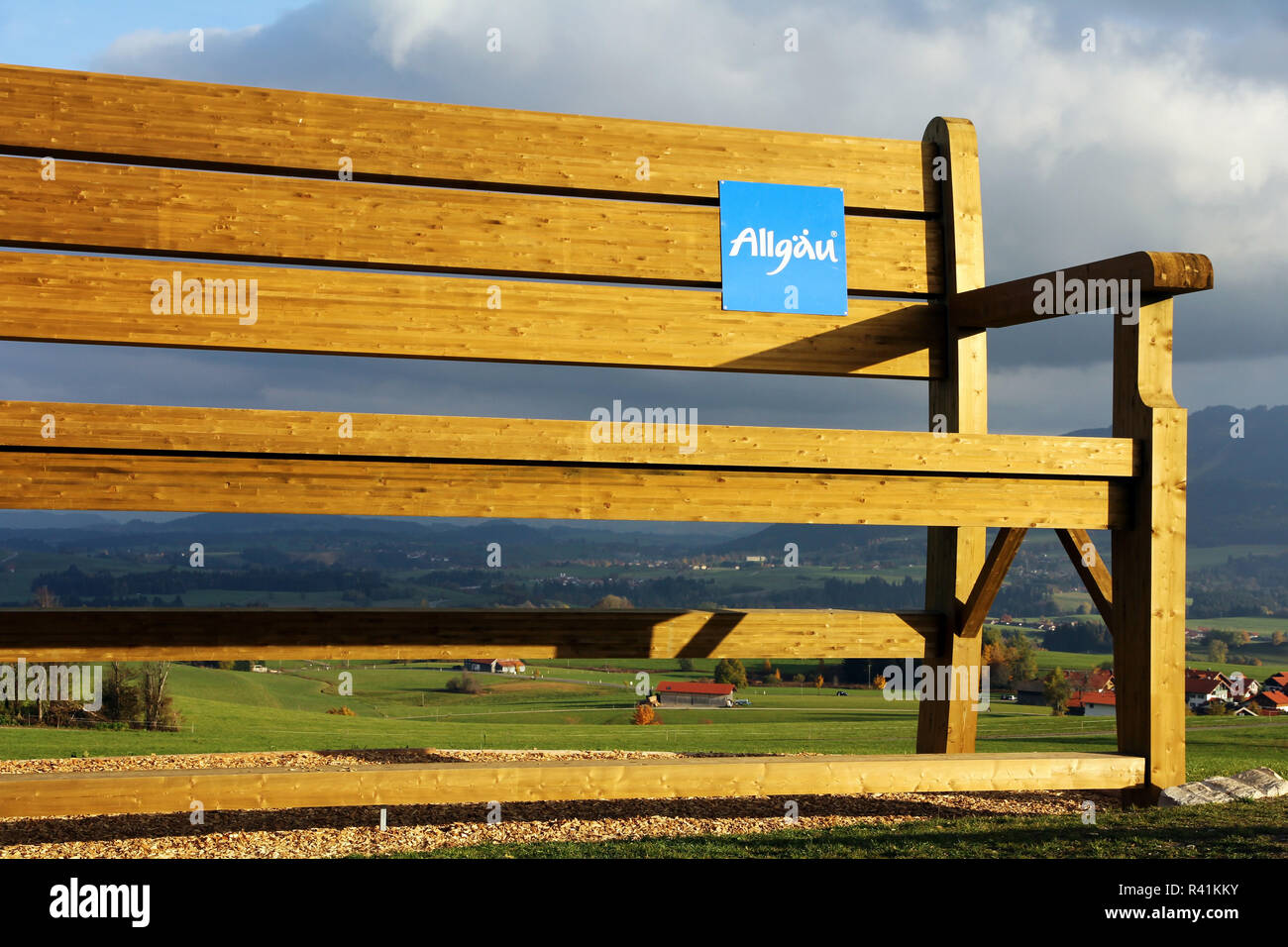 Grand banc en bois dans le allgÃ¤¤allgÃ. u u grand banc en bois comme une attraction touristique Banque D'Images