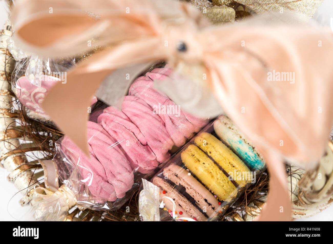 Sweet christmas present dans panier avec pastry Banque D'Images