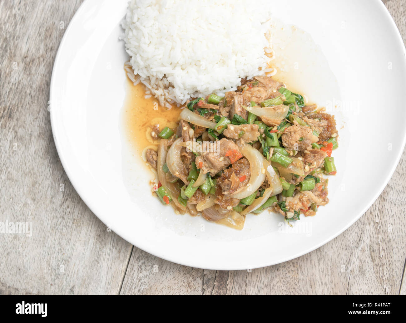 Riz frit avec basilic sauté de porc croustillant, célèbre Thai Food Banque D'Images