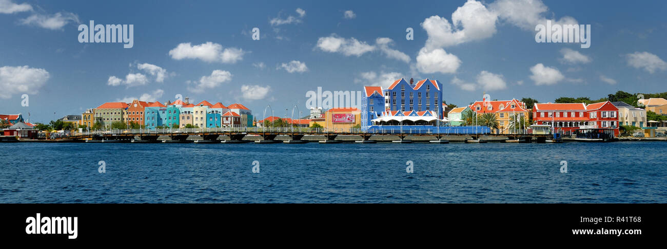 La reine Emma Bridge est un pont de bateaux de l'autre côté de Anna Bay à Curaçao, Antilles néerlandaises. Il relie l'Punda et Tourist quarts de la ca Banque D'Images