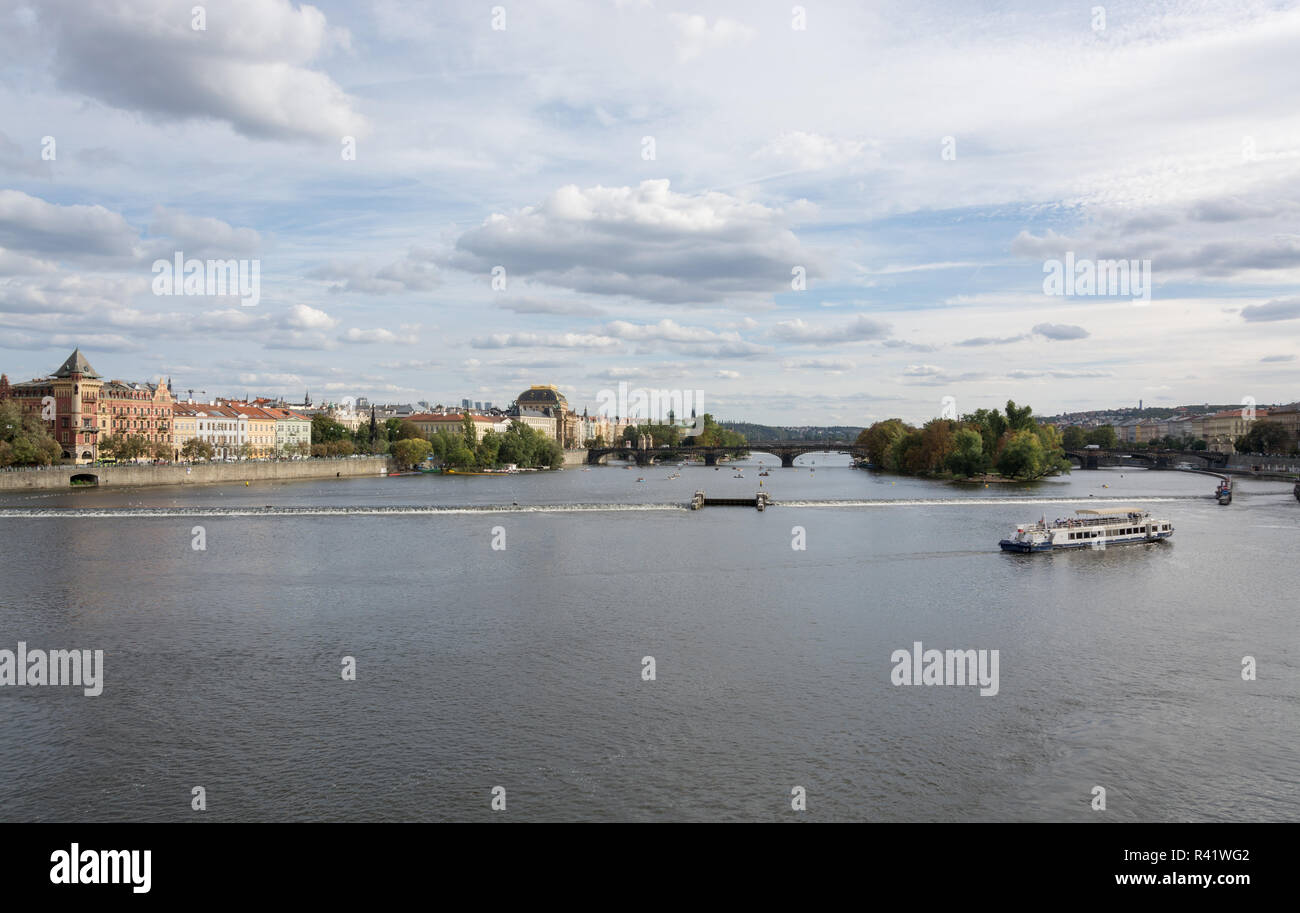 Panorama du secteur riverain de Prague sur un jour nuageux, avec la rivière Vltava, pont de la Légion et le Théâtre National landmarks in sight Banque D'Images