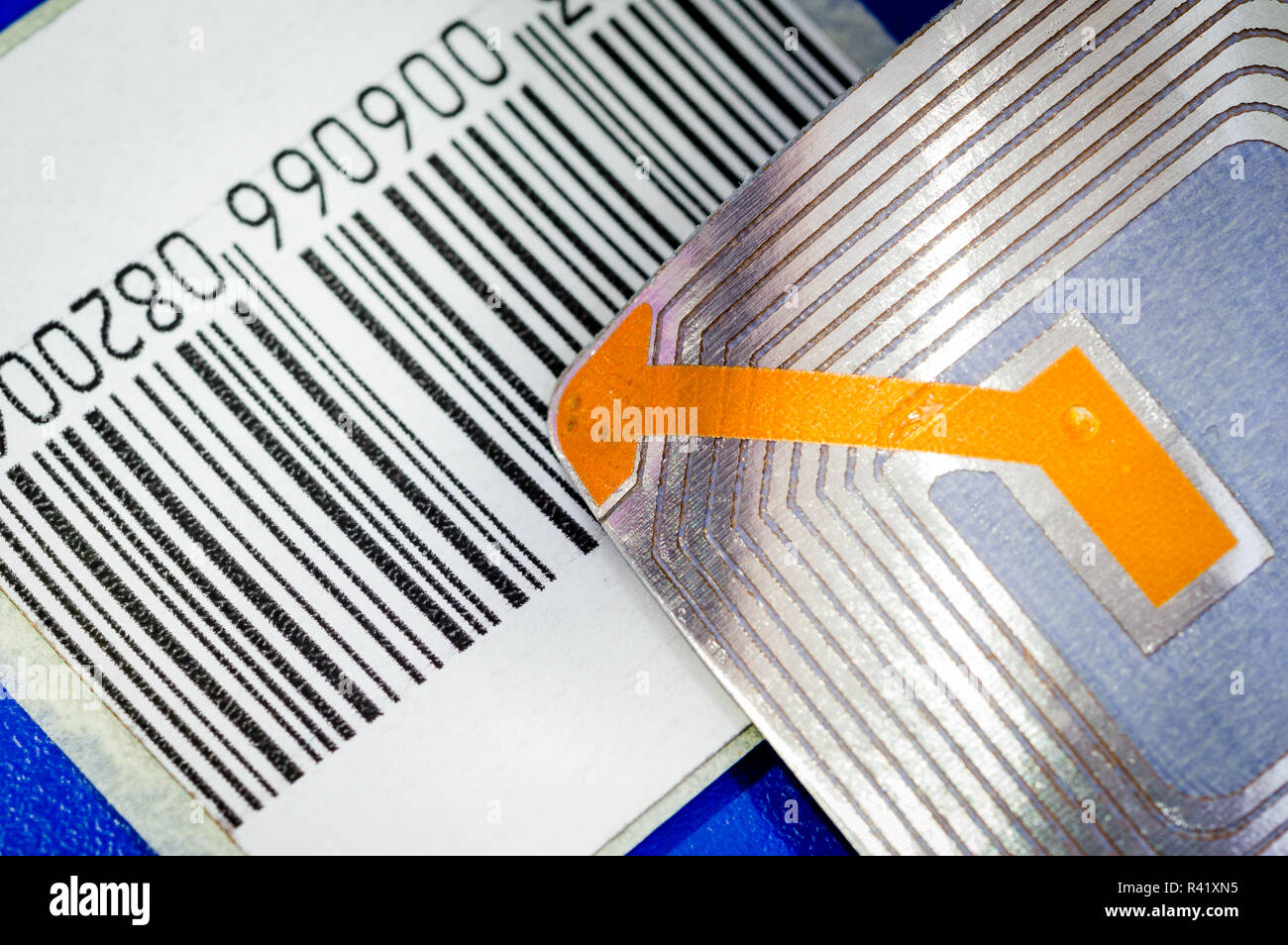 Close up de tags RFID ana un code utilisé pour des fins d'identification et de suivi et comme un anti-vol dans le commerce et la vente au détail. Banque D'Images