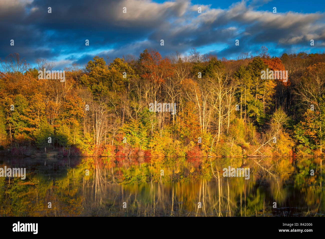 USA, Virginie occidentale, Wisconsin Watergap Aire de loisirs. Coucher du soleil sur le lac caché. En tant que crédit : Jay O'Brien / Jaynes Gallery / DanitaDelimont.com Banque D'Images