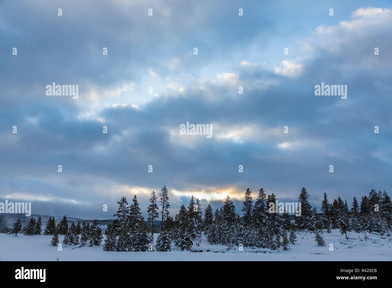 USA, Wyoming, Yellowstone National Park. Coucher du soleil d'hiver. Banque D'Images