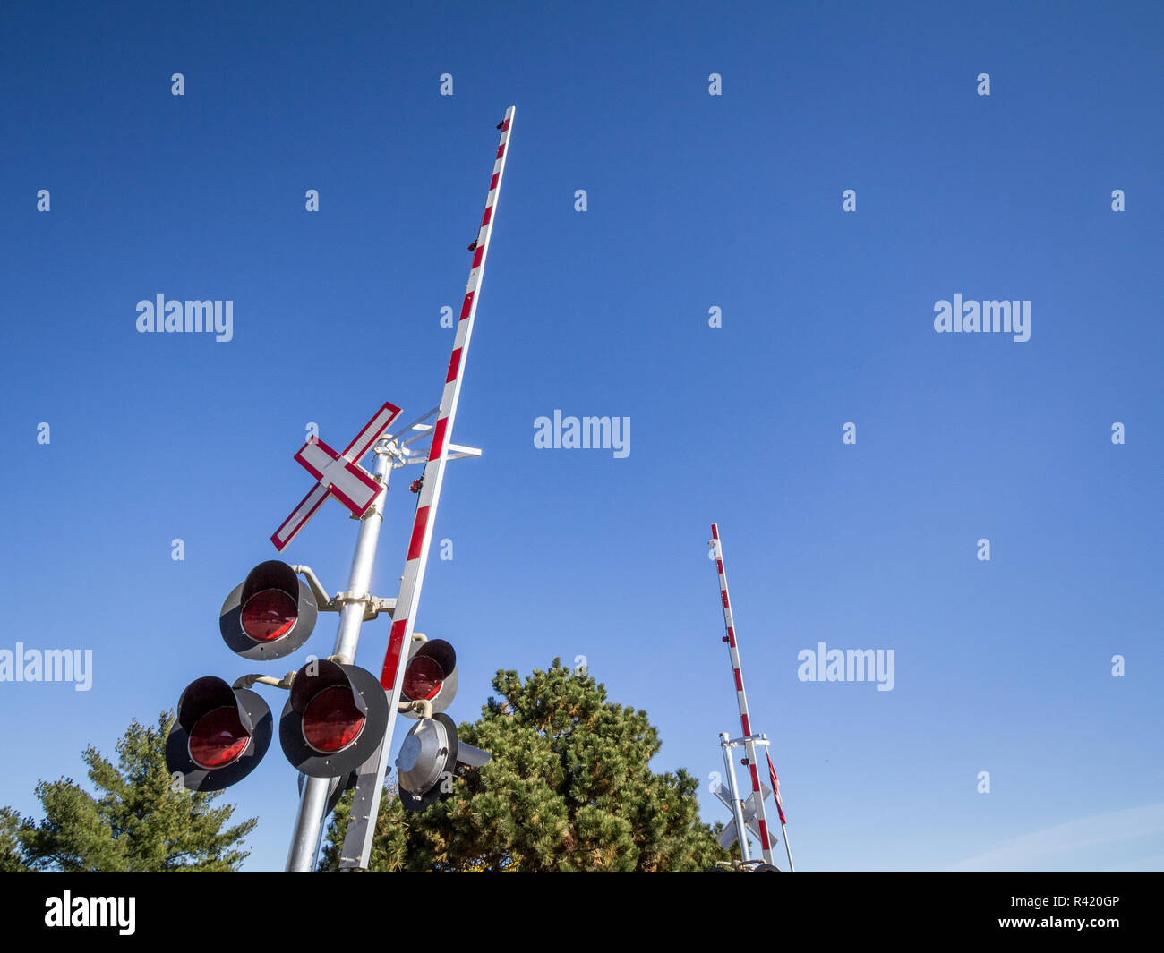 Passage à niveau de l'Amérique du Nord avec son panneau routier typique, en forme de sautoir rouge et blanc, et des clôtures barrières, prise sur le port de Montréal railway sys Banque D'Images