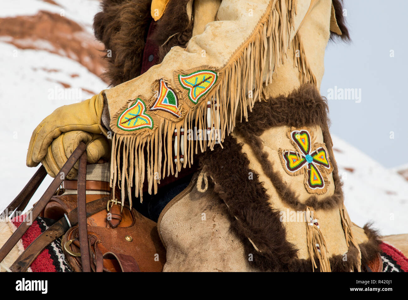 Manteau en peau de buffle de cow-boy et de perles détail dans la Selle, Hideout Ranch, Shell, Wyoming. (PR) Banque D'Images