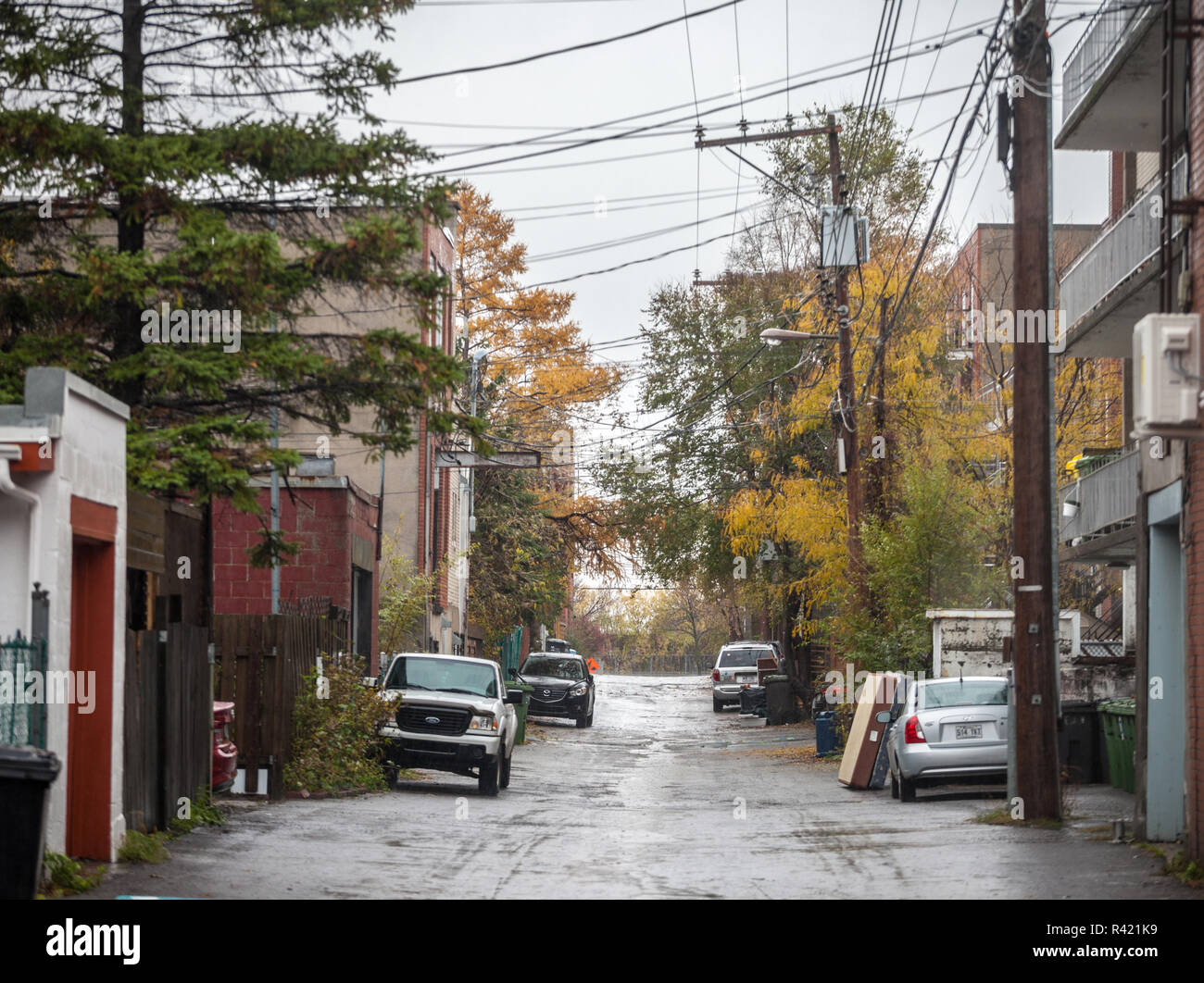 Montréal, Canada - le 3 novembre 2018 : nord-américain typique délabré rue résidentielle dans l'automne à Montréal (Québec), au cours d'une journée pluvieuse, avec voiture Banque D'Images