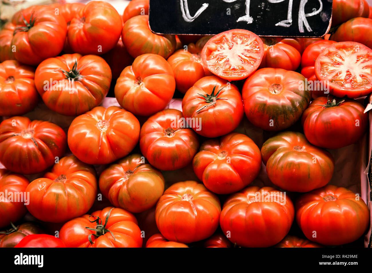 De nombreuses tomates Beefsteak at a market stall Banque D'Images