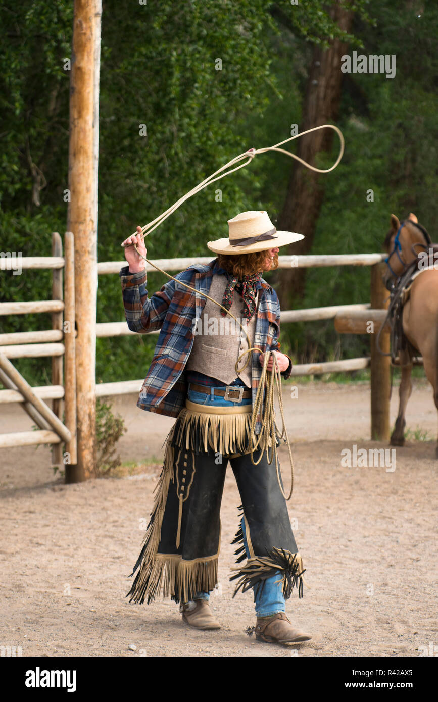 Verticale du Wrangler avec corde se balançant au lasso Banque D'Images
