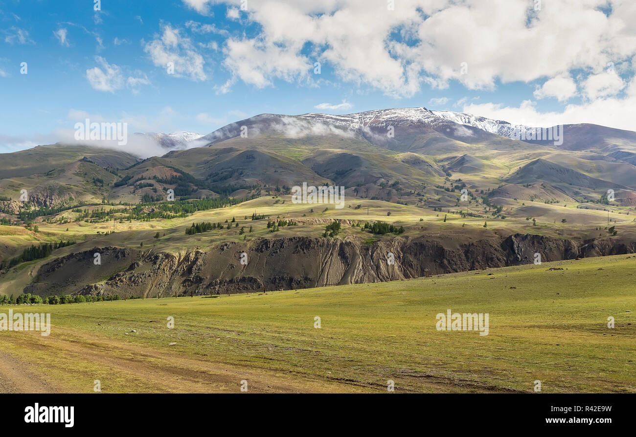 Paysage avec des montagnes neige-couvertes par un jour d'été dans l'Altaï Gorny, Russie Banque D'Images