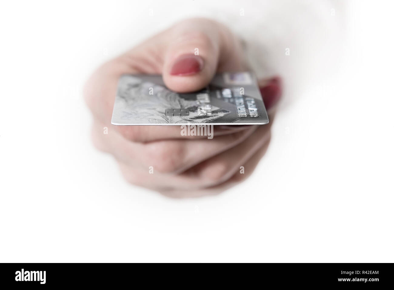 Femme hand holding bank card sur un fond blanc Banque D'Images