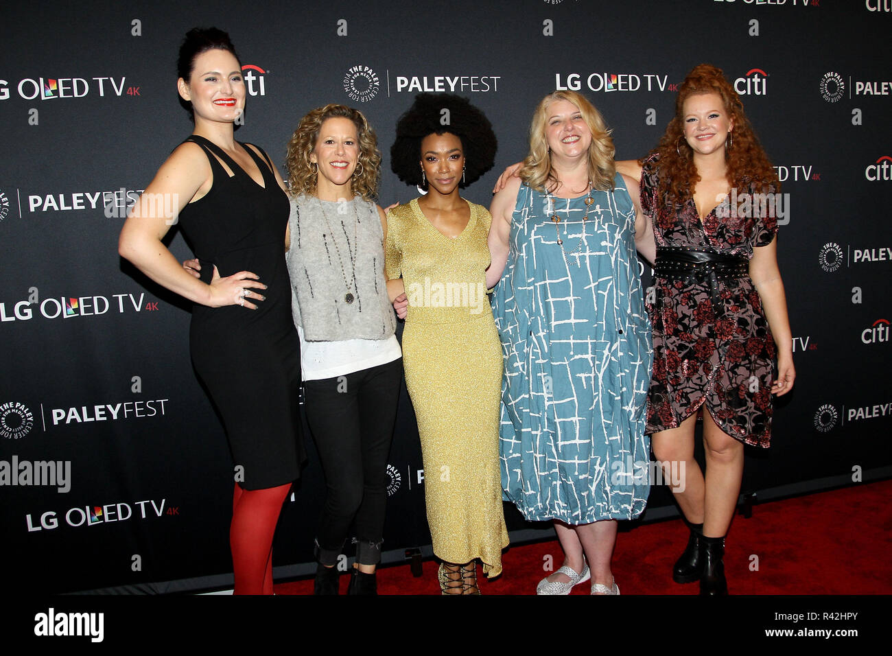 NEW YORK, NY - 07 OCTOBRE : Mary Chieffo, Heather Kadin, Sonequa Martin-Green, Gretchen Berg et Mary Wiseman assister à 'Star Trek : la découverte" pendant l'NY PaleyFest 2017 au Paley Center for Media, le 7 octobre 2017 à New York. (Photo par Steve Mack/S.D. Mack Photos) Banque D'Images