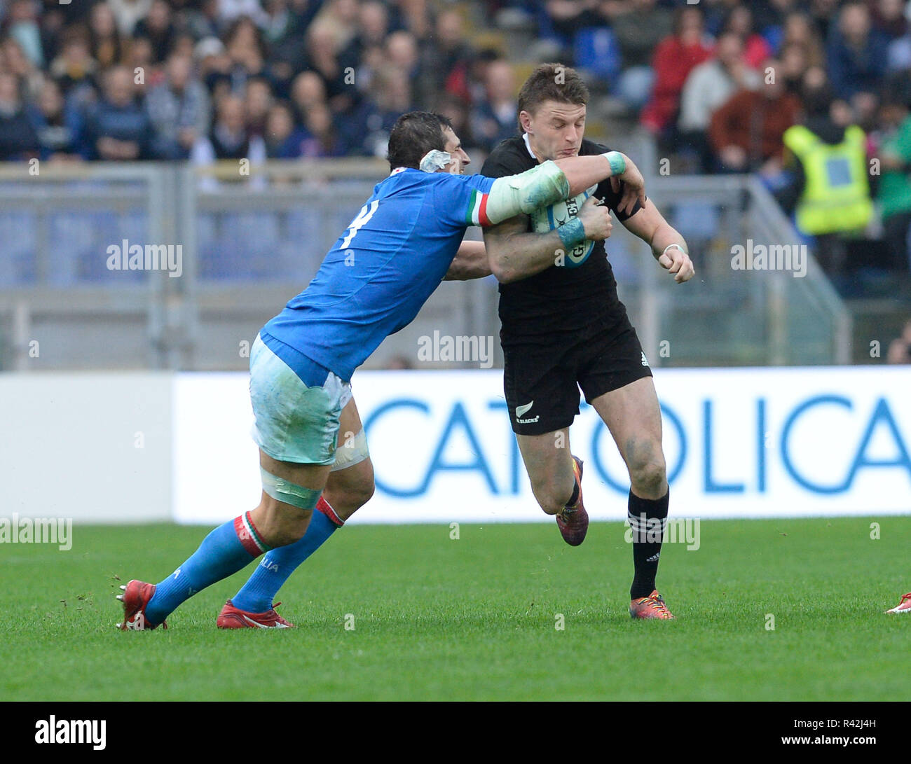 L'Italie. 24 Nov, 2018. Beauden Barrett et Alessandro Zanni au cours de l'International Rugby match entre les All Blacks de Nouvelle-Zélande et l'Italie au Stadio Olimpico le 24 novembre 2018 à Rome, Italie Crédit : Silvia Loré/Pacific Press/Alamy Live News Banque D'Images