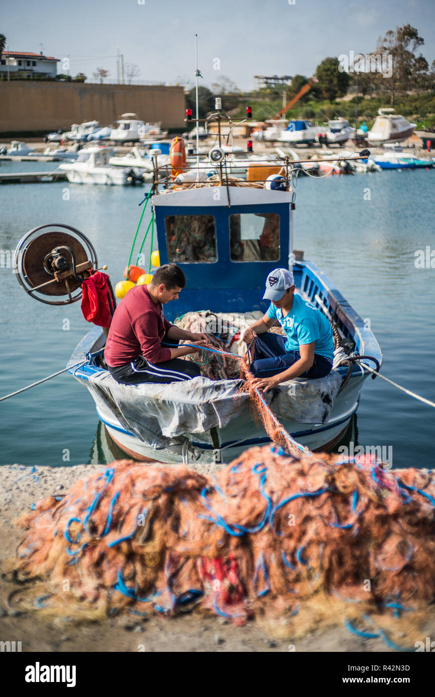 Deux jeunes pêcheur dans le bateau, Le Castella, l'Italie, l'Europe. Banque D'Images