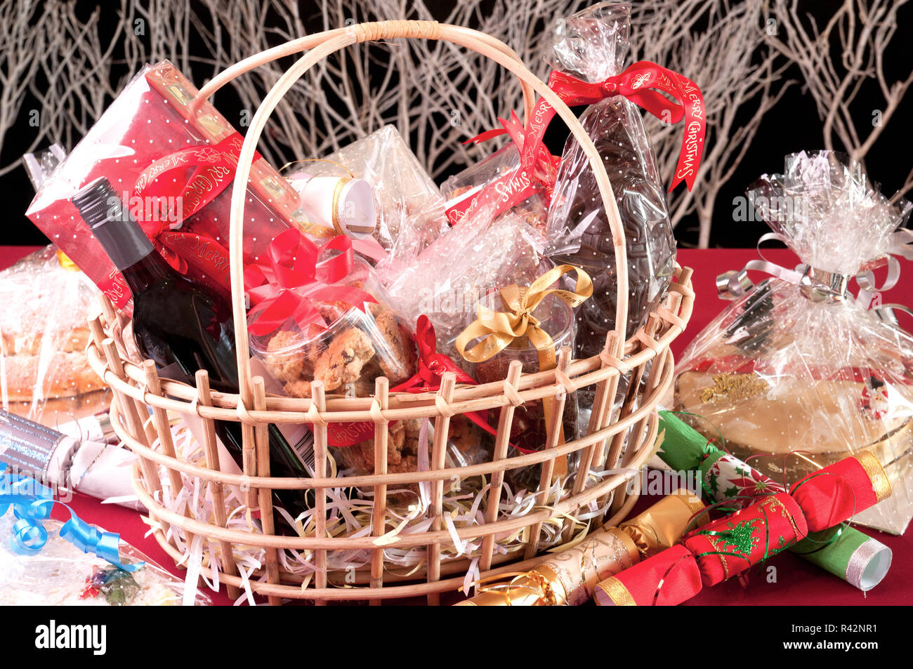 Panier de paniers de Noël avec des cookies au chocolat, le Père Noël et une  bouteille de vin Photo Stock - Alamy
