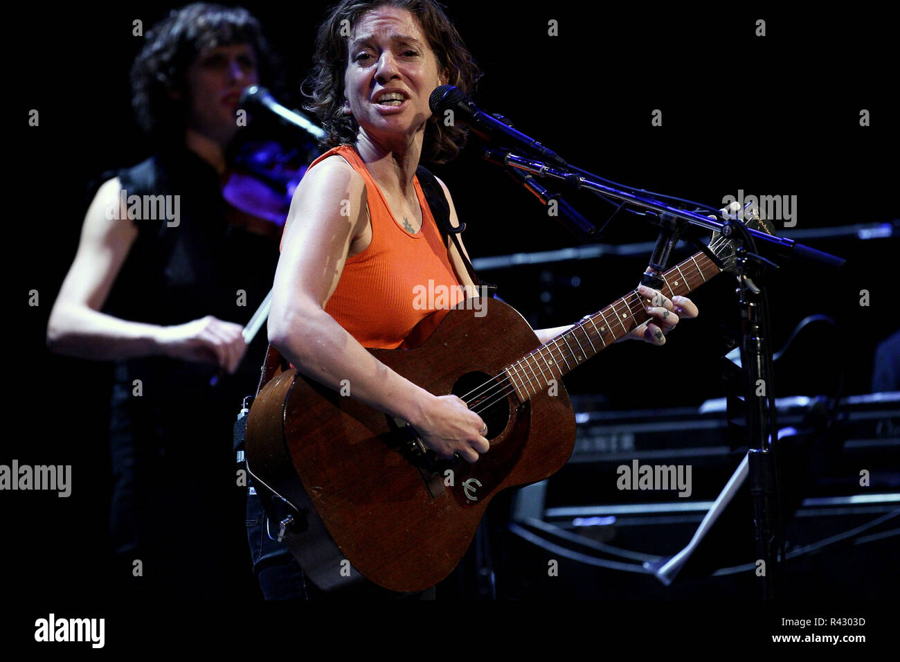 POUGHKEEPSIE, NY - 06 OCTOBRE : Ani DiFranco joue sur la scène à l'Opéra Bardavon 1869 le 6 octobre 2017 à Poughkeepsie, New York. (Photo par Steve Mack/S.D. Mack Photos) Banque D'Images